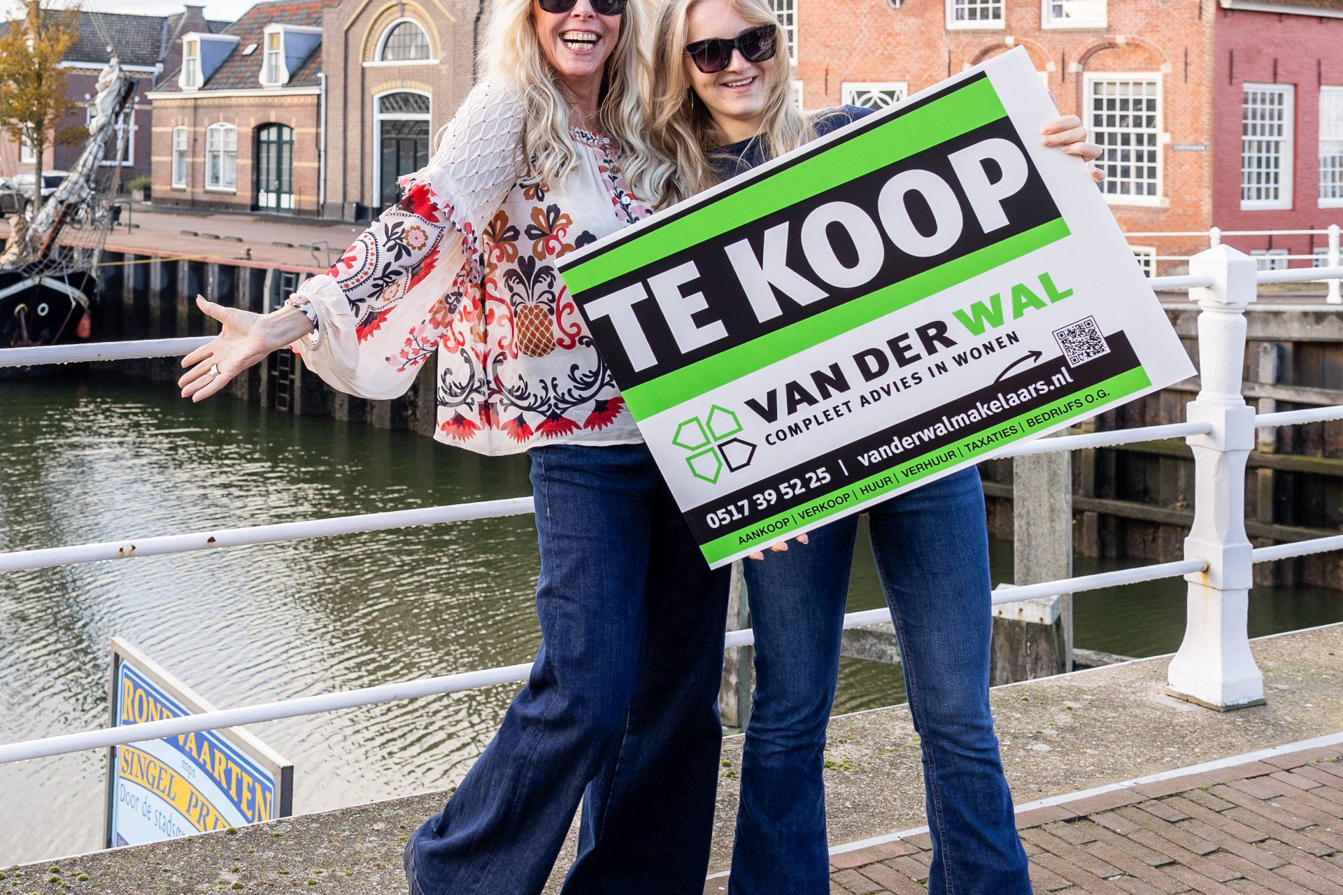 Janneke van der Wal en collega Ilse met een te koop-bord.