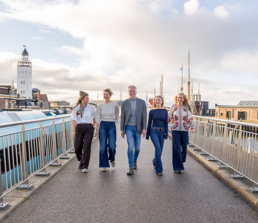 Het team van Van der Wal Makelaars aan de haven in Harlingen.